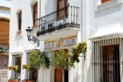 Facciata della Casa de Cultura in Plaza las Flores a Estepona, Malaga, Spagna. Situata nel cuore della città, ospita corsi di pittura, teatro e arte aperti a tutti i cittadini. Accoglie ...
