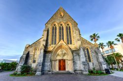 La facciata della cattedrale della Santissima Trinità a Hamilton, Bermuda. L'edificio religioso è costruito principalmente con pietra calcarea delle Bermuda con l'aggiunta ...
