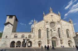 Facciata della cattedrale di Como, Lombardia - Realizzata fra il 1447 e il 1498, la facciata del duomo di Como appare allineata al Broletto e alla torre civica ed è organizzata con una ...