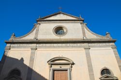 Facciata della cattedrale di San Giacomo a Tuscania, provincia di Viterbo, Lazio. L'aspetto attuale del duomo cittadino è dovuto a consistenti trasformazioni avvenute a partire dal ...