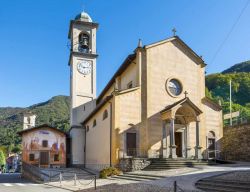 La facciata della chiesa principale di Lezzeno: è dedicata ai Santi Quirico e Giulitta - © www.triangololariano.it