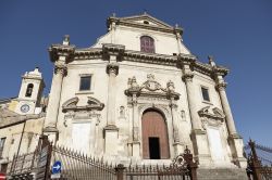 Facciata della chiesa delle Santissime Anime del Purgatorio a Ragusa, Italia. Ricostruito completamente nel XVIII° secolo a tre navate e con facciata tripartita, questo suggestivo edificio ...