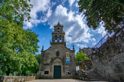 Facciata della chiesa di fronte al castello di Ribadavia (Spagna) - © Dolores Giraldez Alonso / Shutterstock.com