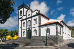 La facciata della chiesa di Nostra Signora di Conceicao a Mosteiros, Sao Miguel, Azzorre - © 304002299 / Shutterstock.com
