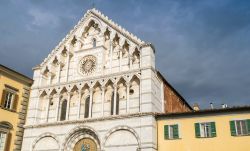 La facciata della chiesa di Santa Caterina d'Alessandria a Pisa, Toscana. Sorge sull'omonima piazza con una facciata marmorea a due ordini di loggette, un rosone e tre arcate. Venne ...