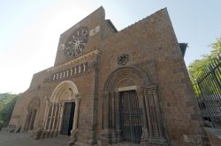 Facciata della chiesa di Santa Maria Maggiore a Tuscania, Lazio. Situata sulle pendici del colle di San Pietro, questa chiesa è caratterizzata da una facciata su cui si aprono tre portali ...