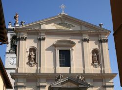 Facciata della chiesa Parrocchiale di Villa d'Almè in Lombardia
