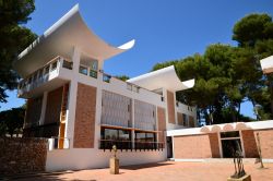 La facciata della Fondazione Maeght a Saint-Paul-de-Vence, Francia. Questo importante centro d'arte moderna e contemporanea conserva un'eccezionale raccolta di opere di Chagall, Giacometti, ...