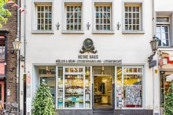 Facciata della Heine Haus a Dusseldorf, Germania. Qui nel 1797 nacque Heinrich Heine, poeta tedesco, fra i più importanti nel periodo di transizione fra romanticismo e realismo - © ...