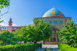 La facciata della Moschea Blu di Yerevan, Armenia. E' decorata con motivi islamici complessi e con scritte. Risale alla seconda metà del 1700 ed è stata costruita per ordine ...