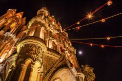 La facciata della Parroquia de San Miguel Arcángel a San Miguel de Allende (Messico). La chiesa fu costruita alla fine del XIX secolo, ma la faccuata risale al XVII secolo - © Bill ...