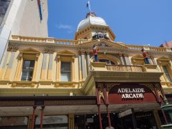 Facciata dell'Adelaide Arcade nel centro della città, Australia. E' una galleria commerciale patrimonio storico - © ArliftAtoz2205 / Shutterstock.com