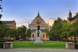 Facciata dell'edificio gotico e statua all'università di Adelaide (Australia).

