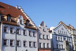Facciata di antiche case nel centro storico di Straubing, Baviera, Germania.


