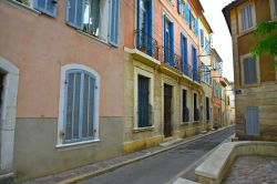 Facciata di case tradizionali con le finestre in legno colorato al porto di La Ciotat, Francia - © Eleni Mavrandoni / Shutterstock.com