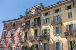 Facciata di edifici nel centro storico di Verbania, Piemonte. E' il Comune più popoloso di tutto il bacino del lago Maggiore.
