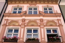 La facciata di un edificio storico nel centro di Kaufbeuren, Baviera, Germania: decorazioni scultoree.
