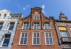 La facciata di un palazzo antico in mattoni nella piazza del mercato di Haarlem, Olanda.

