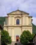 Facciata di una chiesa del centro di Pisogne in Lombardia