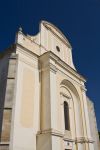 La facciata di una chiesa nel centro di Turda in Transilvania - © Gabriela Insuratelu / Shutterstock.com
