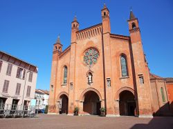 Facciata della Cattedrale di Alba, Piemonte, Italia. Suddivisa in tre sezioni da pilastri a pianta quadrangolare, la facciata del duomo di San Lorenzo è decorata da bassorilievi che raffigurano ...