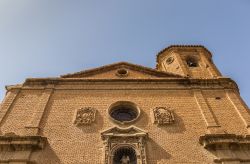 Facciata e torre campanaria di una vecchia cheisa del villaggio di Tudela, Spagna.



