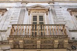 Facciata del palazzo che ospita la  galleria d'arte a Mesagne in puglia - © Mi.Ti. / Shutterstock.com