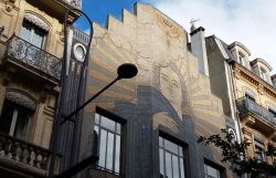 La famosa facciata della vecchia redazione commerciale del giornale Dépêche du Midi si trova al civico 42 bis di rue Alsace Lorraine a Tolosa. L'edificio risale al 1926. ...