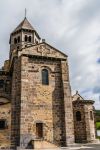 Facciata in mattoni e calce per la chiesa di Notre-Dame du Port a Clermont-Ferrand, Francia. E' uno dei simboli della cittadina francese oltre che patrimonio dell'umanità dell'Unesco ...