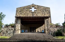 La facciata in pietra di una chiesa di Fiesole, piccolo villaggio sulle colline vicino a Firenze, Toscana.

