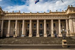 La facciata in stile greco della Melbourne Parliament House, stato di Victoria (Australia).
