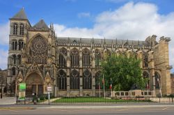 Facciata laterale della cattedrale di Chalons-en-Champagne (Francia). Tutte le pareti in muratura sono ridotte al minimo per lasciare spazio alle finestre vetrate e ai rosoni.



