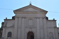 Facciata neoclassica della chiesa di Saint Denis a Montpellier, Francia: l'edificio religioso venne costruito nel XVIII° secolo.

