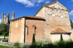Facciata sud del battistero di San Giovanni a Poitiers, Francia. Considerata la più antica costruzione cristiana presente in territorio francese, è uno dei principali esempi di ...