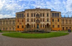 Facciata VIlla Contarini una delle ville della riviera del Brenta in Veneto © LIeLO / Shutterstock.com