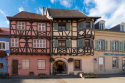 Facciate a graticcio nel centro medievale del borgo di Eguisheim, Francia - © Alla Khananashvili / Shutterstock.com
