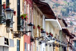 Facciate coloniali e lampioni a Cajamarca, Perù. Una veduta dell'elegante centro città che ha conservato intatto il fascino architettonico del periodo coloniale - © Jess ...