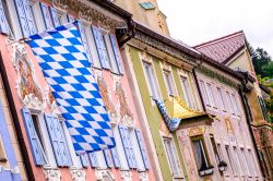 Facciate delle case nel centro di Garmisch-Partenkirchen, Germania, con bandiere.

