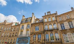 Facciate di palazzi storici nel centro di Metz, Francia.

