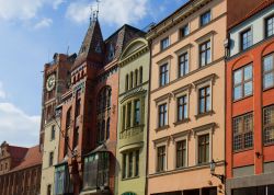 Facciate di vecchi palazzi a Torun, Polonia. La bellezza di questa città si deve in particolare al suo centro storico ancora oggi raccolto nella sua tipica atmosfera medievale di un tempo ...