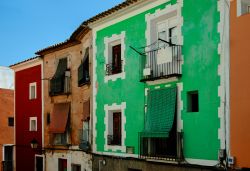 Un particolare dei palazzi con le facciate dipinte nel centro storico di La Vila Joiosa, Spagna

