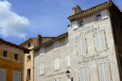 Facciate e insegne storiche sui palazzi della cittadina di L'Isle-sur-la-Sorgue, nel dipartimento di Vaucluse, regione Provence-Alpes-Cote d'Azur - foto © Oleg Znamenskiy / Shutterstock.com ...