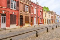 Le facciate in mattoni delle case di Amiens, Piccardia, Francia. A impreziosire queste costruzioni sono gli intonaci colorati. 



