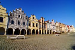 Le facciate variopinte degli edifici affacciati sulla piazza principale di Telc, Repubblica Ceca. Le abitazioni sono abbellite da un porticato che poggia su colonne con intarsi e decori ornamentali.
 ...