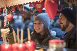 Famiglia ai mercatini natalizi di Brunico in Trentino Alto Adige - © Alex Filz / IDM Alto Adige