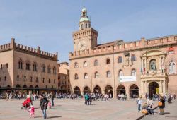 Una famiglia in Piazza Maggiore, in centro a Bologna, Emilia Romagna - foto © Nattakit Jeerapatmaitree / Shutterstock.com