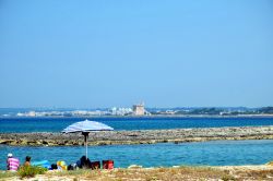 Una famiglia in spiaggia a Sant'Isidoro di Lecce in Puglia