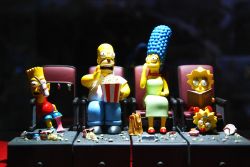 La famiglia Simpsons raffigurata seduta al cinema al museo Tooney Toy di Pak Kret, regione di Nonthaburi (Thailandia) - © alitlerabbit / Shutterstock.com