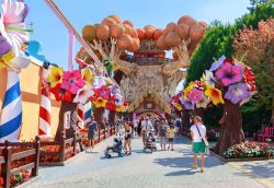 Famiglie con bambini in gita il primo marzo al parco di Gardaland - © Tatyana Abramovich / Shutterstock.com