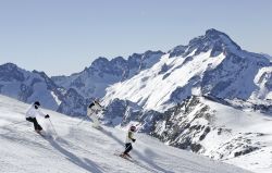 Famiglia sulle piste de Les Deux Alpes. La stazione sciistica è particolarmente adatta per le settimana bianche con i bambini, che possono sciare con gli adulti nei percorsi più ...